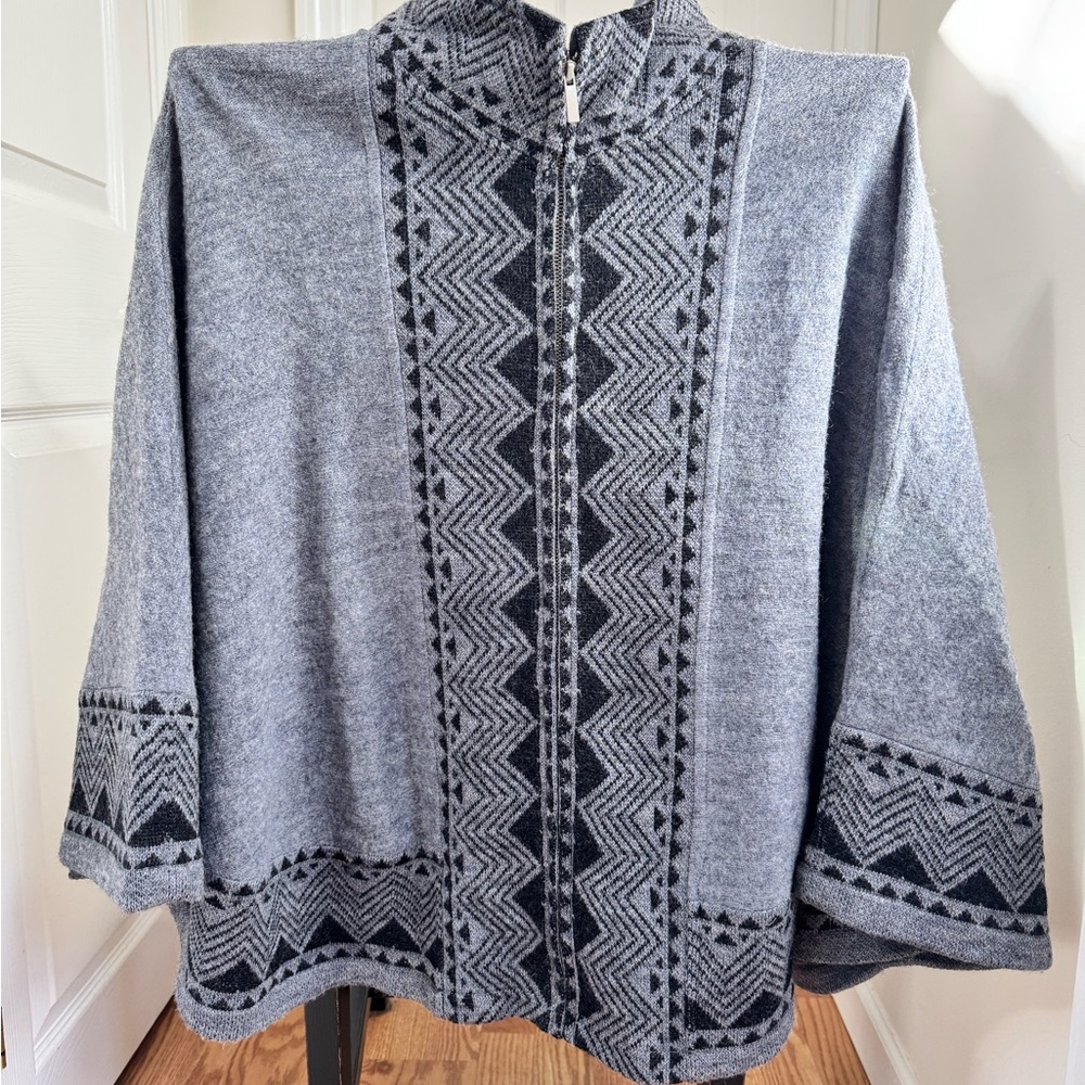 Gray Cape With Black Geometric Pattern - image 3